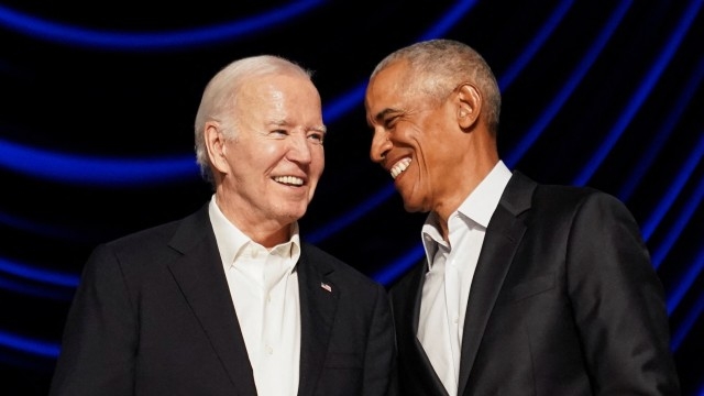 17일, 미국 캘리포니아주 LA에서 열린 선거 자금 모금 행사에 참석한 바이든 대통령(좌)과 오바마 전 대통령(우)   (사진=로이터, 연합뉴스)