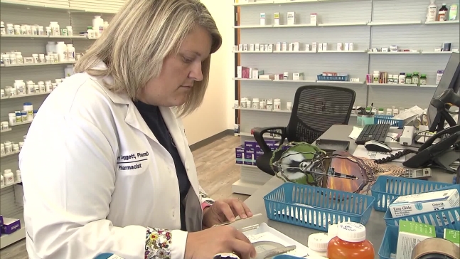 지역 내 하나뿐이던 약국이 문을 닫자 새 약국을 연 애쉴리 레겟 약사. 해당 약국 반경 16km 안에는 약국이 하나도 없다.  (촬영=KBS)