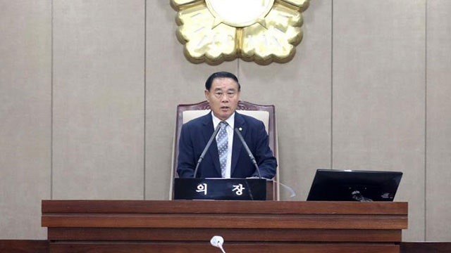 수원시의회 내홍 끝에 무소속 이재식 의원 <b>후반기 의장</b> 선출