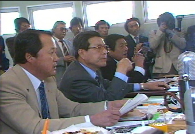 1984년 4월, 2차 남북 체육회담. 남측 대표단이 회의 도중 담배를 피우고 있다.