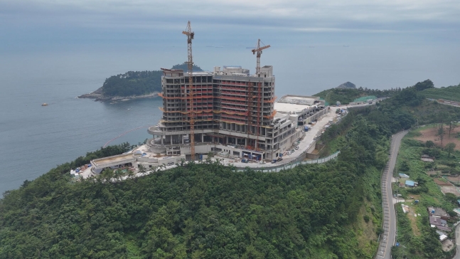 경남 남해군 미조면에 건설되는 한 대형 리조트