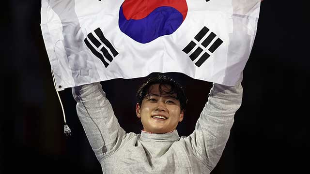 펜싱 <b>오상욱</b>, 한국 첫 <b>금메달</b> 획득…남자 사브르 개인전 우승