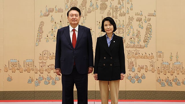 윤 <b>대통령</b>, 이진숙 <b>방통위원장 임명장</b> 수여…“고생 많으시다”