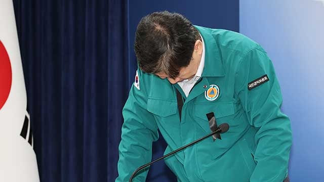 <b>유철환 권익위</b>원장, 국장 사망에 “안타까운 죽음, 정치적 악용 안돼”