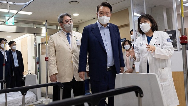 <b>대통령실</b>, 전국 권역응급의료센터에 <b>비서관</b> 배치 검토…“현장 파악 방...