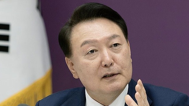 윤 <b>대통령</b>, <b>연휴</b> 근무 경찰관·소방대원 격려 방문…“제복 입은 공직자...