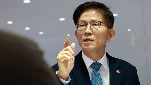 <b>김문수</b> “<b>필리핀 가사</b>관리사 최저임금 차등 어려워…오세훈 만날 것”