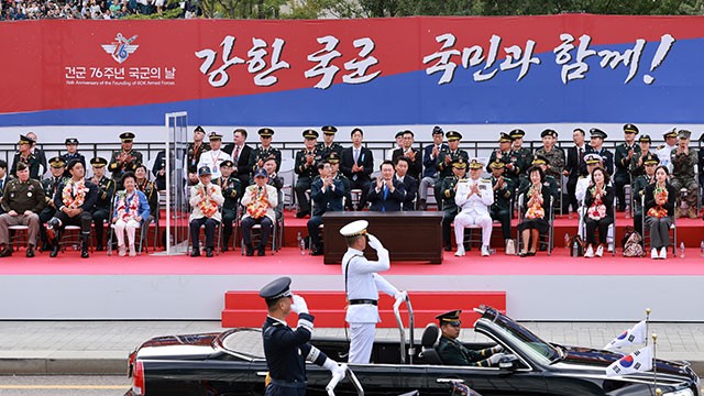윤 대통령, 2년 연속 <b>국군의</b>날 <b>시가행진</b>…“국민들도 마음 놓으셨을 것...
