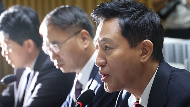 <b>오세훈</b> “<b>한강버스</b> 순조롭게 진행…내년 봄에는 판가름 날 것”