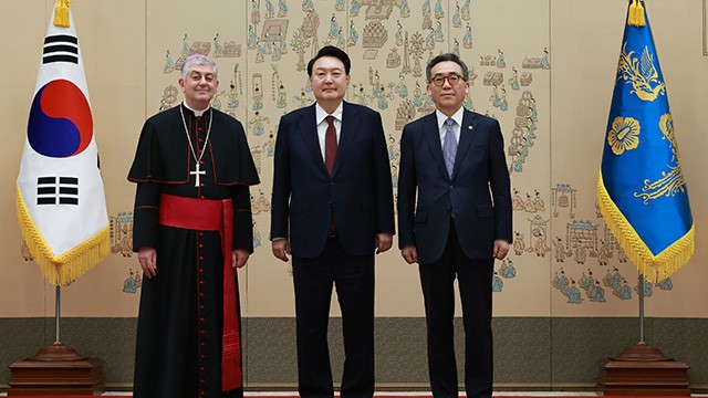 윤 <b>대통령</b>, 교황청 등 신임 주한대사 13명 <b>신임장</b> 받아