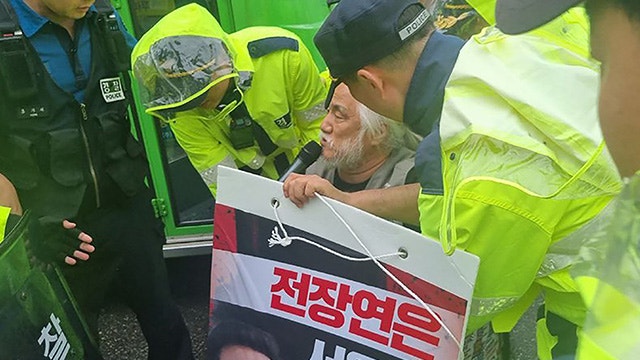 법원 “시위 중 체포 <b>전장연</b> 대표에 국가가 <b>배상</b>해야”