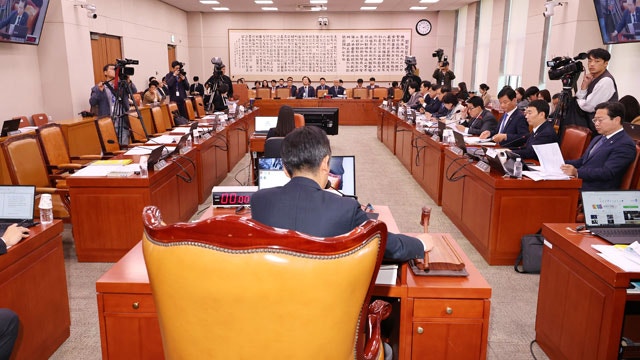 세 번째 ‘김건희 여사 <b>특검법</b>’ <b>법사위 통과</b>…여당 불참