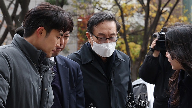 ‘부당대출’ 의혹 <b>손태승</b> 전 <b>우리</b>지주 <b>회장</b> 구속기로