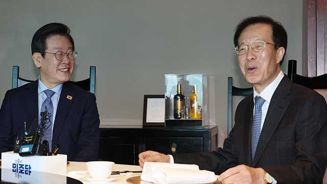 <b>이재명</b>, <b>이석연</b> 전 법제처장 만나 “제 단계서 정치 보복 끊어야”
