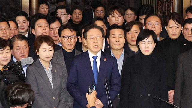 <b>민주</b>, <b>감사원장</b>·검사 탄핵 잠시 유보…윤 대통령 퇴진 집중할듯