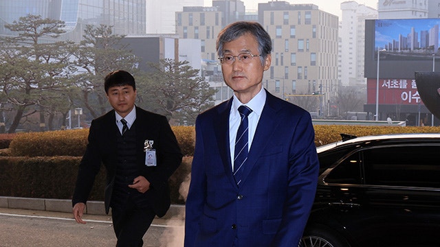 <b>조희대 대법원장</b>, ‘폭동 피해’ 서울<b>서부지법</b> 방문…복구 지원 약속