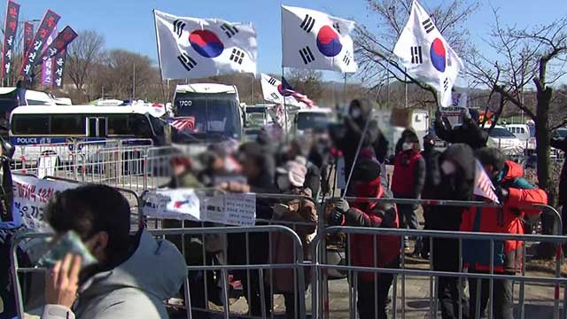 윤 대통령 지지자들, <b>헌재</b> 앞 ‘탄핵 반대’ 집회