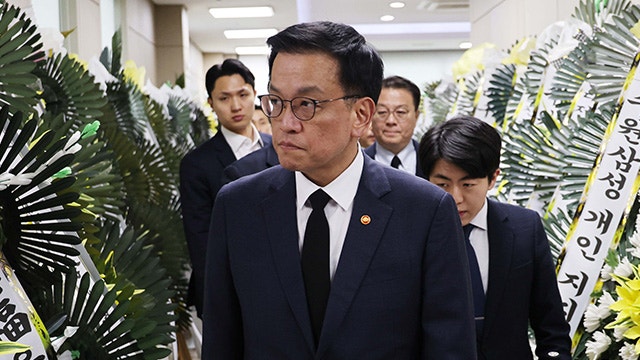 최상목 권한대행, 故 <b>김하늘 양 빈소</b> 찾아 <b>조문</b>