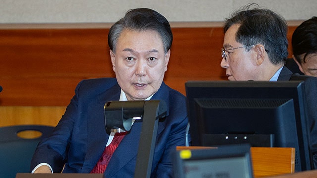 ‘특수공무집행<b>방해</b>’ 윤 <b>대통령</b> <b>입건</b>…“경호처에 <b>체포영장</b> 저지 지시...