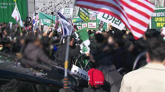 <b>이화여대 탄핵 찬반</b> 집회 아수라장…“파면하라” vs “탄핵무효”