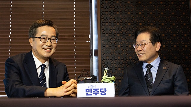 <b>김동연</b>, <b>이재명</b> 앞에서 “<b>개헌</b> 논의 없어 유감…감세 포퓰리즘 극심”