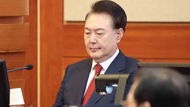 법원, <b>윤 대통령 구속 취소</b>…“구속기간 지나 구속기소”