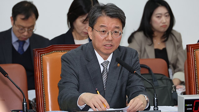 헌재 사무처장 “윤 대통령 사건 신중 심리 중…<b>임기연장법</b> 입장 없어”