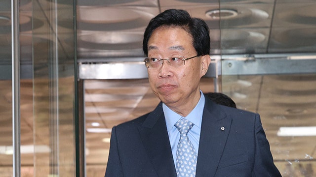‘억대 금품<b>수수</b>’ <b>전준경</b> 전 민주연 부원장 징역 2년 6개월