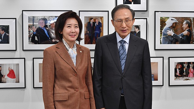 <b>나경원</b>, <b>이명박</b> 전 대통령 예방…“통합해가는 경선 만들겠다”
