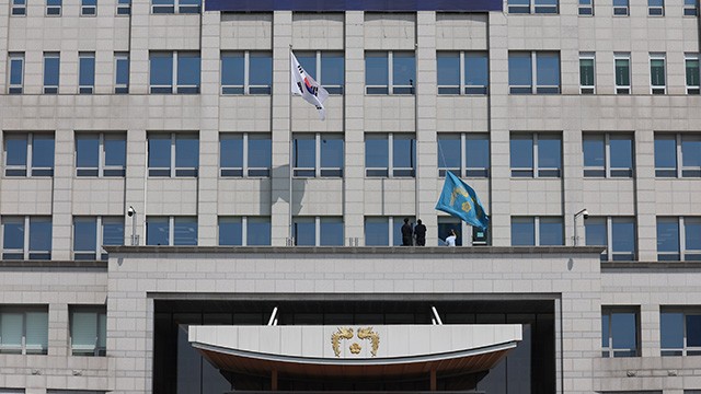 경찰, <b>대통령실</b>·한남동 <b>공관촌 압수수색</b>…<b>비화폰</b> 서버 확보 시도