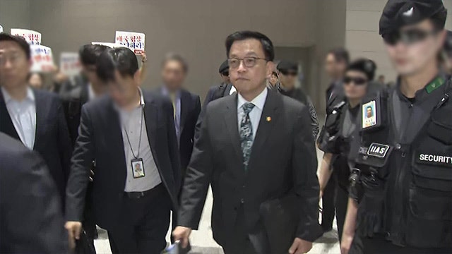 <b>최상목</b> “새로운 한미 동맹 물꼬”…‘2+2 통상협의’ 출국