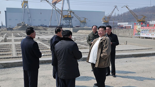 북한, 5천톤급 신형 ‘<b>최현급</b>’ <b>구축함</b> 진수…<b>김정은</b> “전략미사일 탑재...