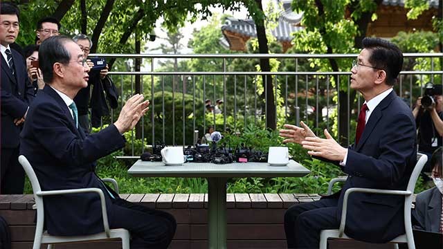 <b>김문수</b>-<b>한덕수</b>, 2차 ‘단일화 회담’ 1시간 만에 종료…입장차 못 좁혀