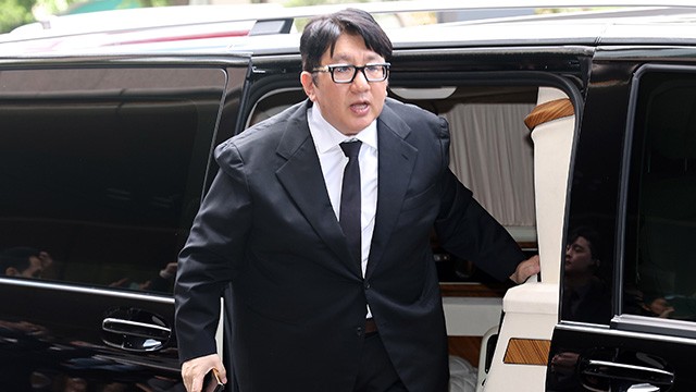 법원, ‘<b>SM 시세조종</b>’ 재판 <b>증인</b>으로 <b>방시혁</b> 의장 소환