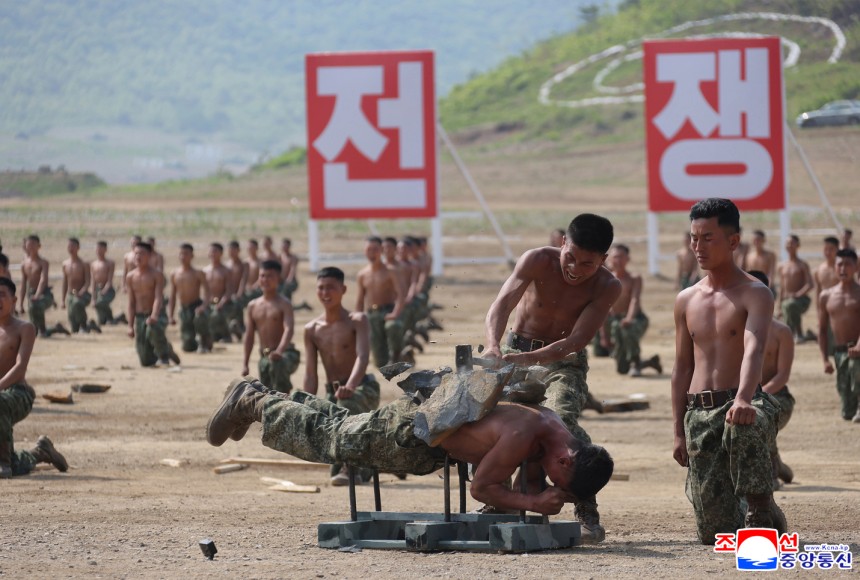 지난 13일 북한에서 진행된  ‘조선인민군 병종별 전술종합훈련’