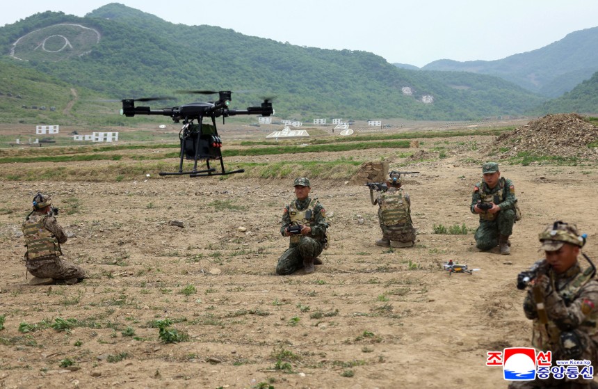 지난 13일 북한에서 진행된  ‘조선인민군 병종별 전술종합훈련’에서 병사들이 드론을 조종하고 있다