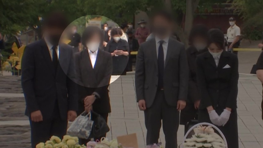 2022년 6월 13일 경남 김해 봉하마을을 찾아 노무현 전 대통령 묘역에 참배한 김건희 여사. 유 전 행정관은 김 여사 뒷줄에서 여사의 손가방을 들고 있습니다.