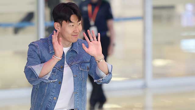 유로파리그 우승 이끈 <b>손흥민</b> 귀국…팬들 앞 ‘메달 퍼포먼스’
