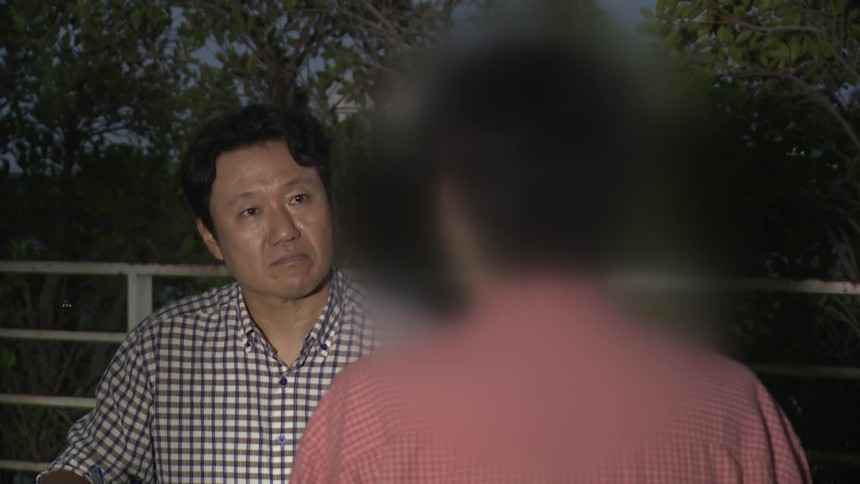 미얀마 미야와디의 중국계 사기 조직에 동원됐다가 풀려난 박모 씨. 한국 귀국 전 태국 방콕의 KBS방콕지국에서  특파원과 인터뷰를 하고 있다.