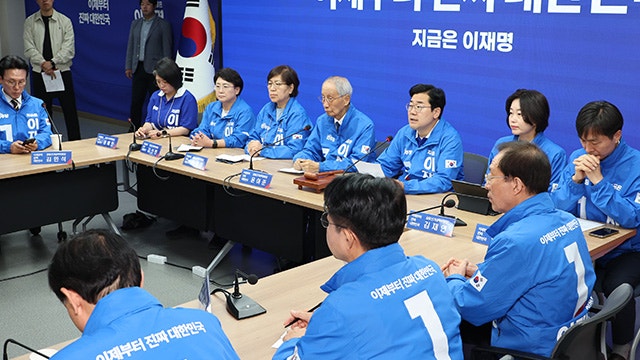 민주당, <b>대선</b> 공약집 공개…‘회복·성장·행복’ 3대 비전, 15개 정책과...