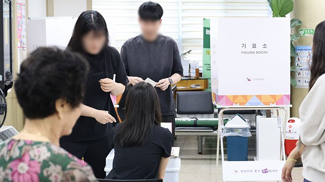 ‘사전투표 포함’ 오후 1시 전국 <b>투표율</b> 62.1%…역대 <b>최고</b>치