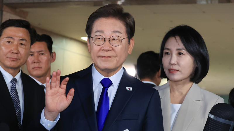 [현장연결] <b>이재명</b> “국민의 위대한 결정에 경의”…<b>자택</b> 나와 여의도로...