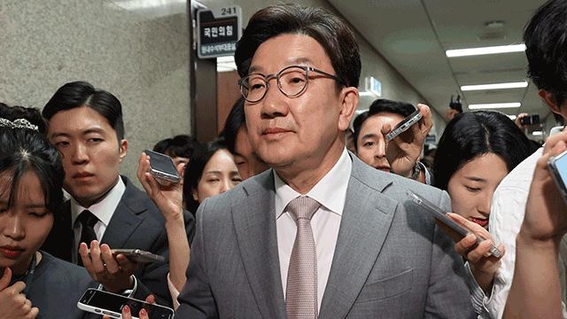 <b>권성동</b> “<b>원내대표 사퇴</b>…책임 회피할 생각 없어”