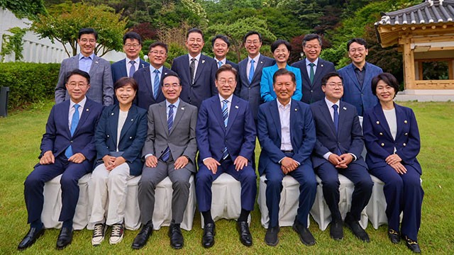 <b>이재명 대통령</b>, 민주당 지도부와 <b>만찬</b> “국민 기대에 부응해야”