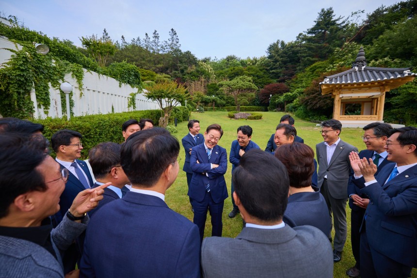 이재명 대통령이 7일 오후 민주당 전현직 지도부를 한남동 관저로 초청했다. (사진출처 : 이 대통령 페이스북)