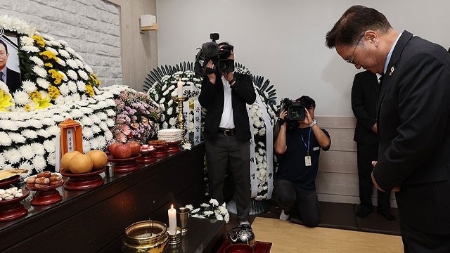 우원식 국회의장, <b>김충현</b> 씨 빈소 찾아 “국회의 도리 다할 것”