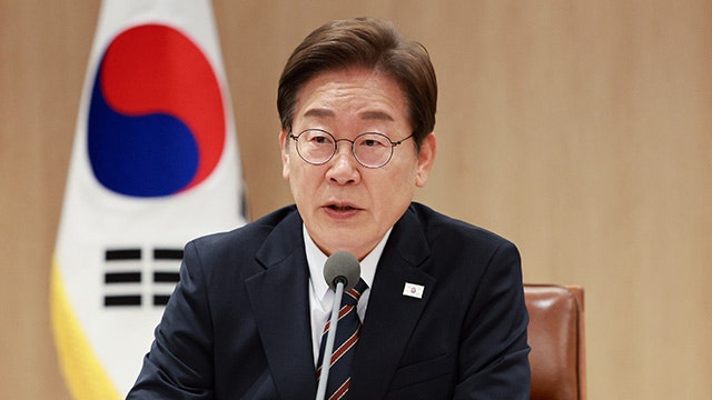 이 대통령 “소모적 <b>남북</b> 적대행위 중단…<b>대화 채널</b>부터 빨리 <b>복구</b>”