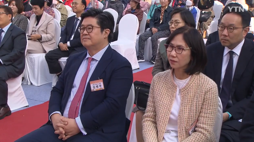 지난해 11월 서울 서대문구 북가좌동에서 열린 ‘김병주도서관’ 착공식. 김 회장이 건립비용 절반인 300억 원을 기부했다. 미 경제지 포브스는 김 회장 재산이 98억 달러(약 14조 원)라고 추정했으나, MBK는 “