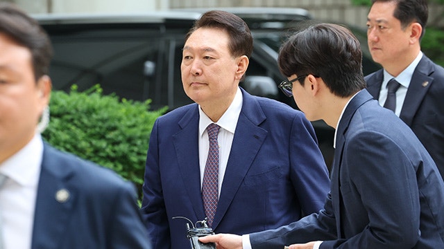 윤 전 대통령 <b>체포영장 기각</b>…내란 특검 “28일 출석 요구”