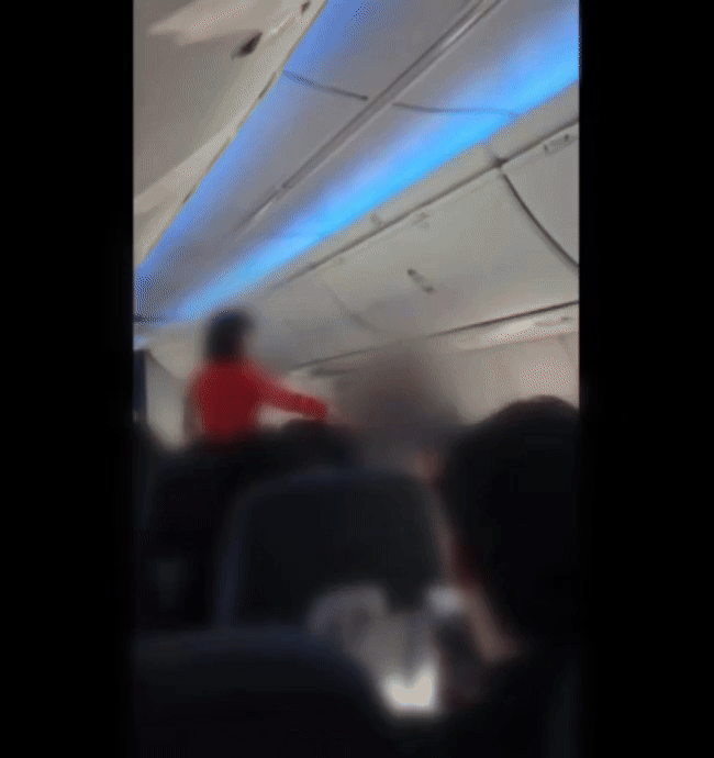 어제(27일) 저녁 김포공항을 출발해 제주공항으로 향하던 여객기에서 난동을 부리는 여성(화면제공 : 시청자)